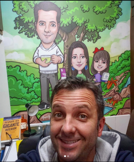 Caricatura personalizada exposta no ambiente do cliente